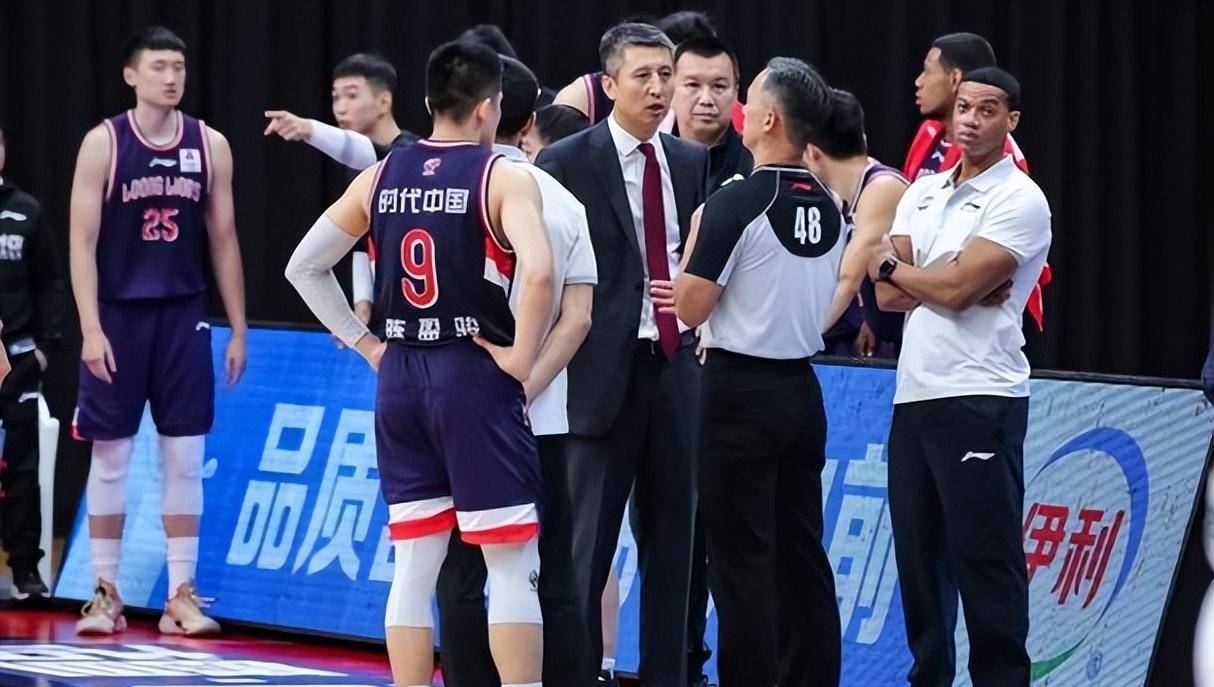 乐鱼体育全站-新疆男篮战胜广州队，实力碾压对手再现神勇