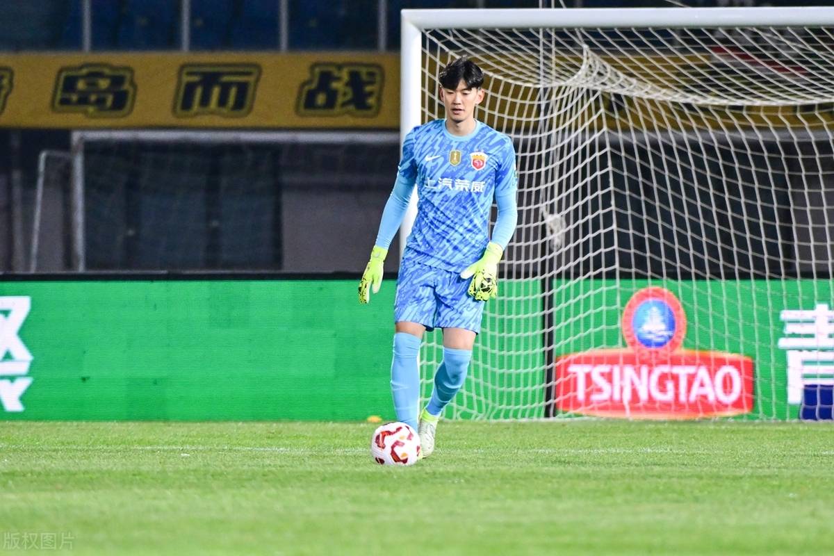 乐鱼真人体育娱乐-中超-李新翔传射蒯纪闻助攻海港3-0英博
