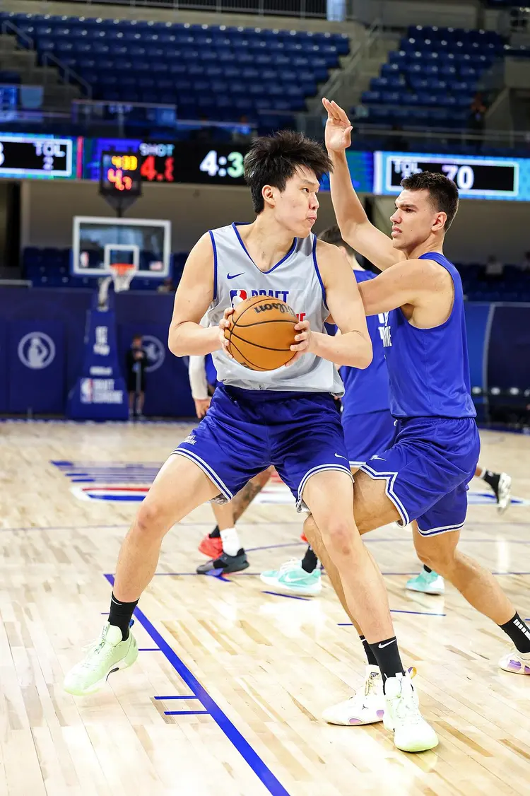 乐鱼体育app-青岛更新杨瀚森特训！NBA级教练一对一强化投篮，好性格助力融入的简单介绍