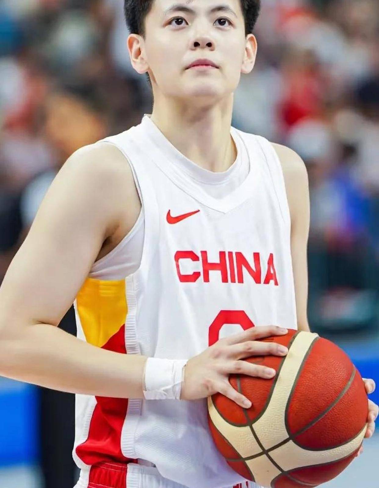 乐鱼体育入口-姐妹连线！杨力维杨舒予合砍25分老将发力助队大胜