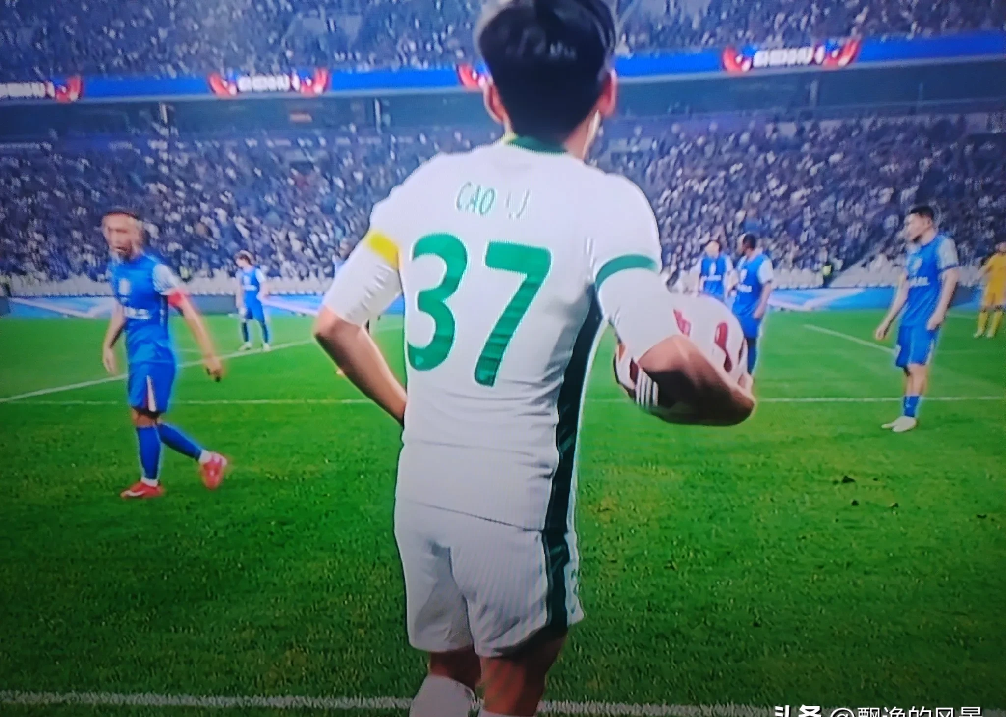 世界杯预选赛在紧张进行，球员们拼尽全力